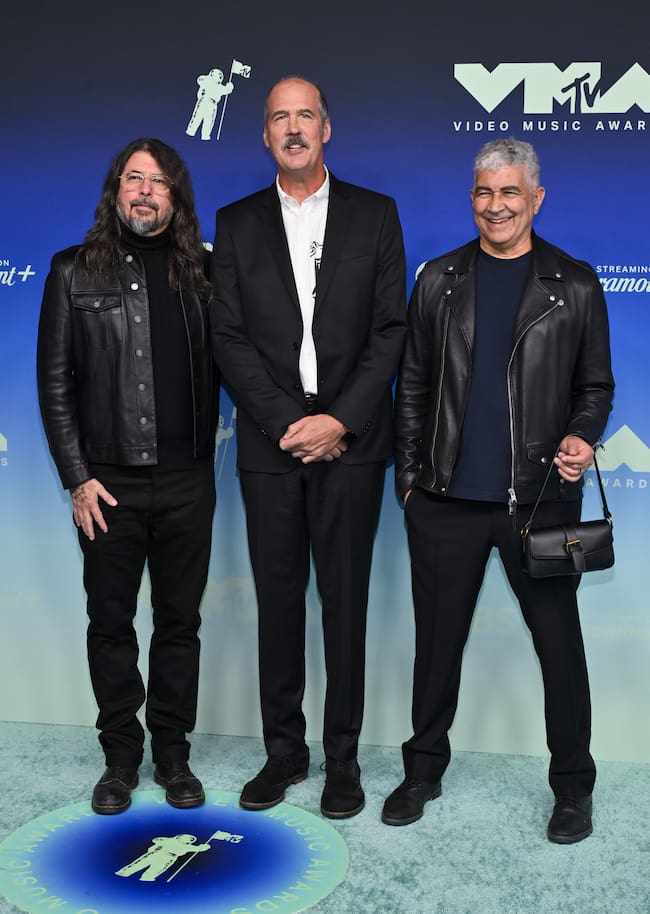 Dave Grohl, Krist Novoselic y Pat Smear, en la alfombra roja de los MTV VMAs 2026.