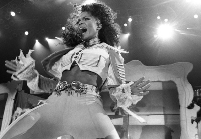 Janet Jackson actúa en directo en 1995.