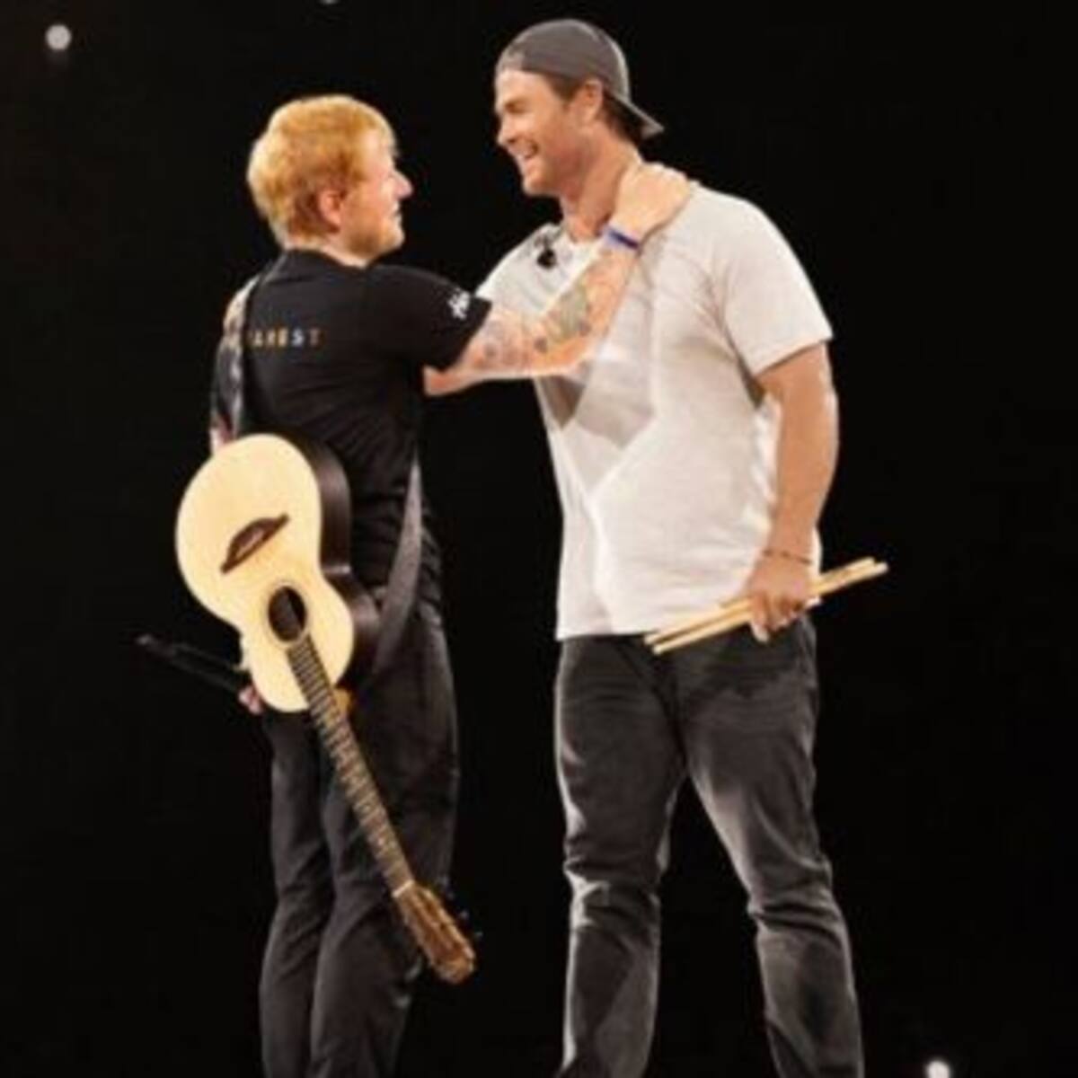 Cris Hemsworth y Ed Sheeran se lucieron juntos en el escenario