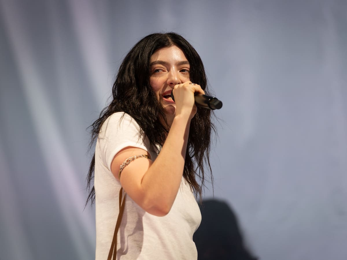 Lorde va más allá de las palabras en su posicionamiento contra el ICE y entra en acción