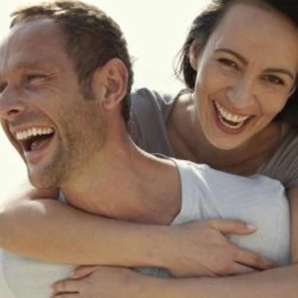 No es bueno subir fotos con tu pareja en Facebook