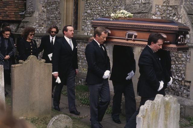 Eric Clapton y su novia, Lori del Santo, en el funeral de su hojo Conor, en Inglaterra.