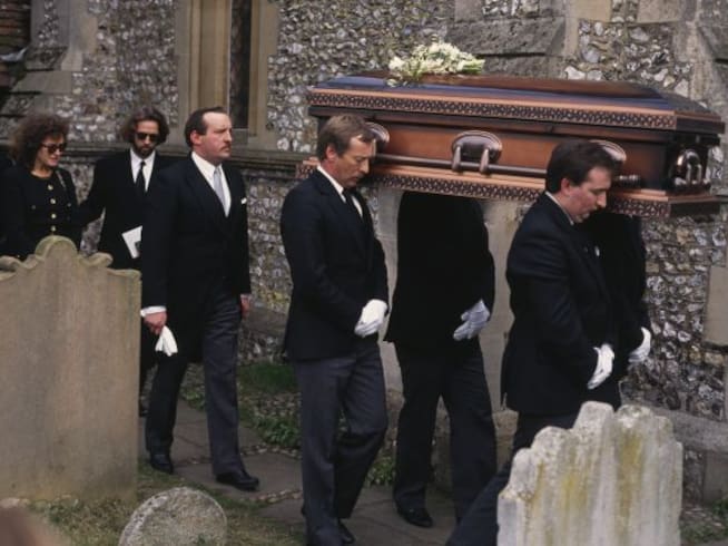 Eric Clapton y su novia, Lori del Santo, en el funeral de su hojo Conor, en Inglaterra.