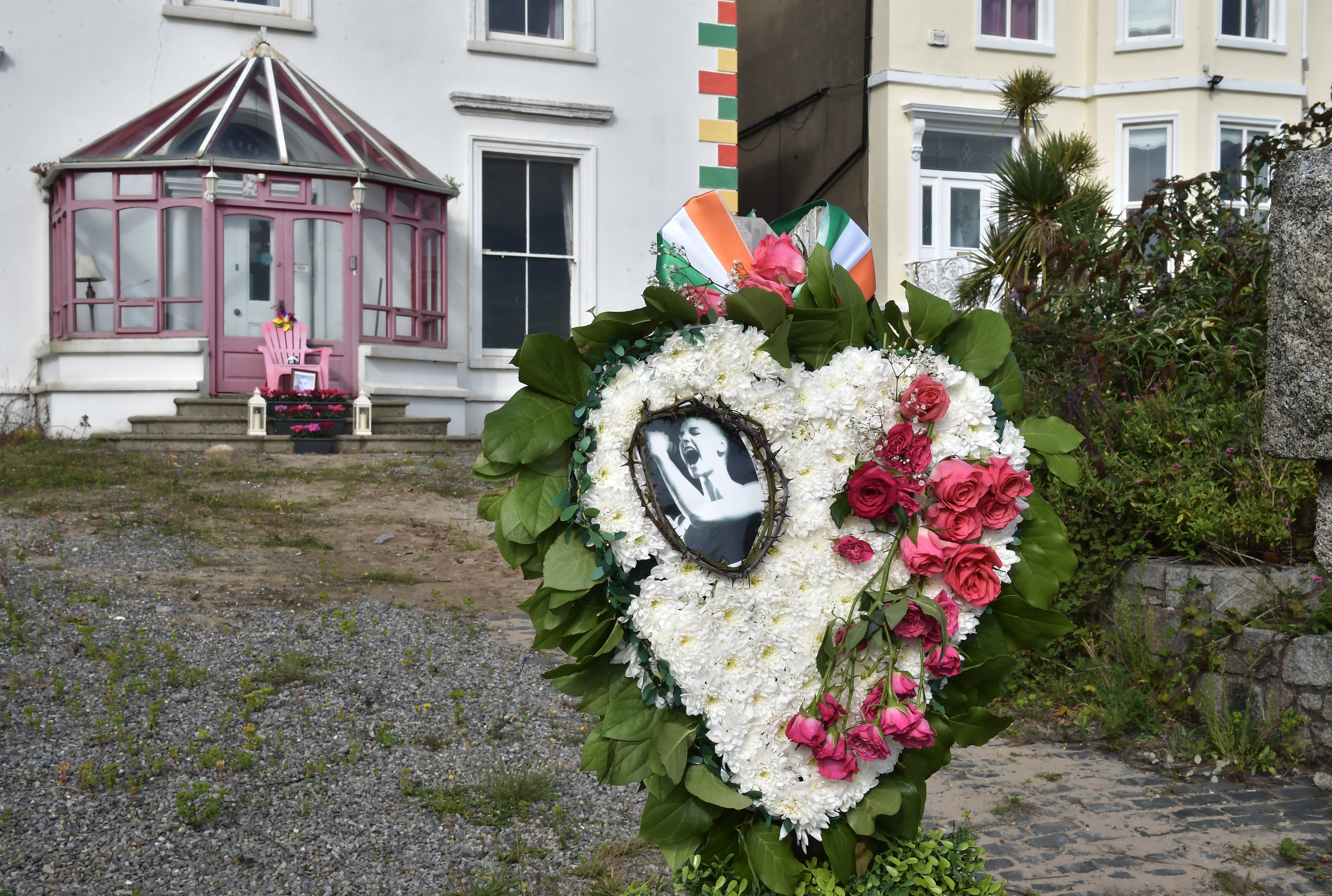 La casa, situada en mitad del paseo marítimo de Bray, donde la cantante vivió durante 15 años.