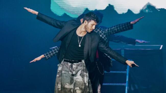 Sebastián Yatra cantando 'Modo Avión'.