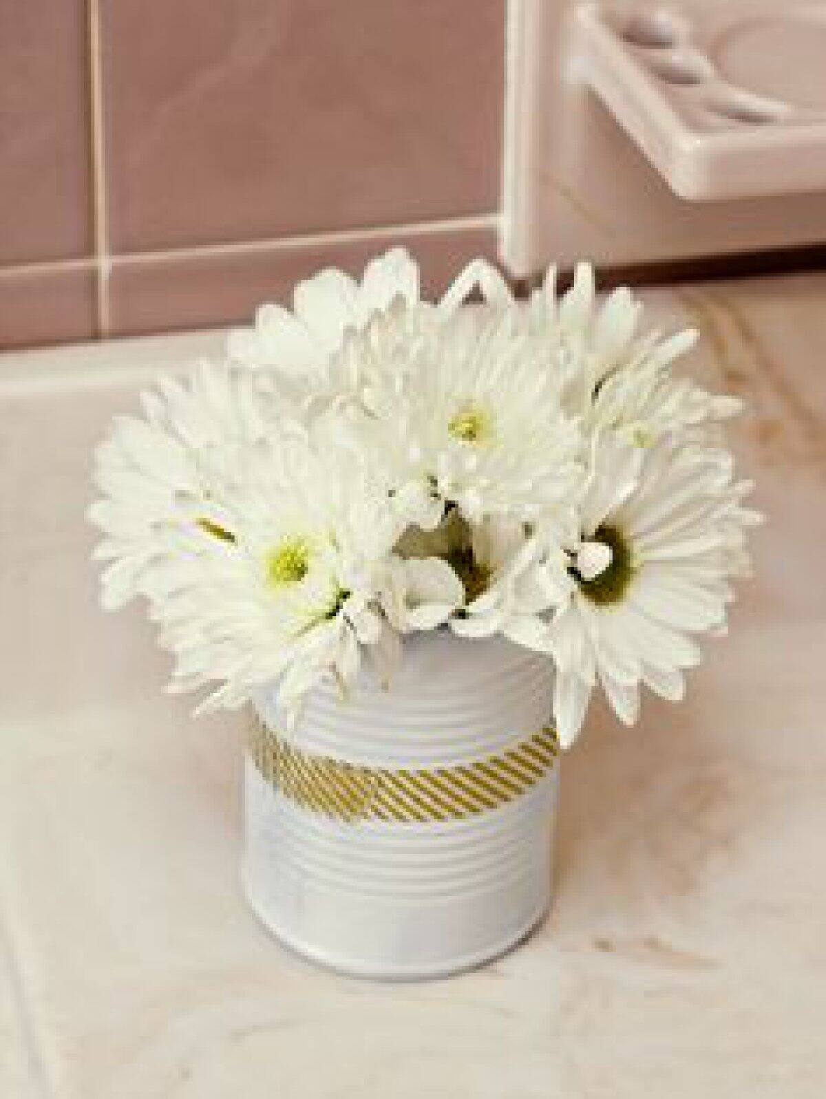 De una lata a un hermoso florero