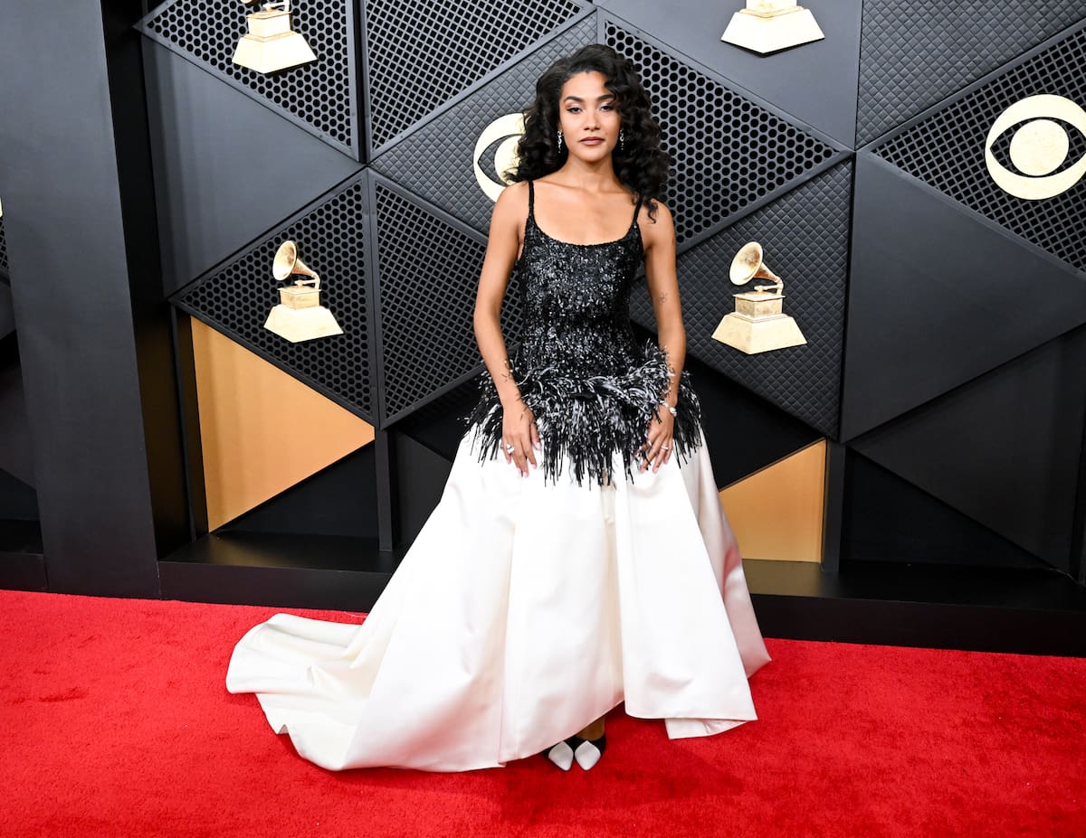 Una de las últimas grandes revelaciones, Olivia Dena, escogió un diseño de Chanel. Vestido en blanco y negro con lentejuelas y una falda también con plumas, pero no en la cola sino en la cintura.