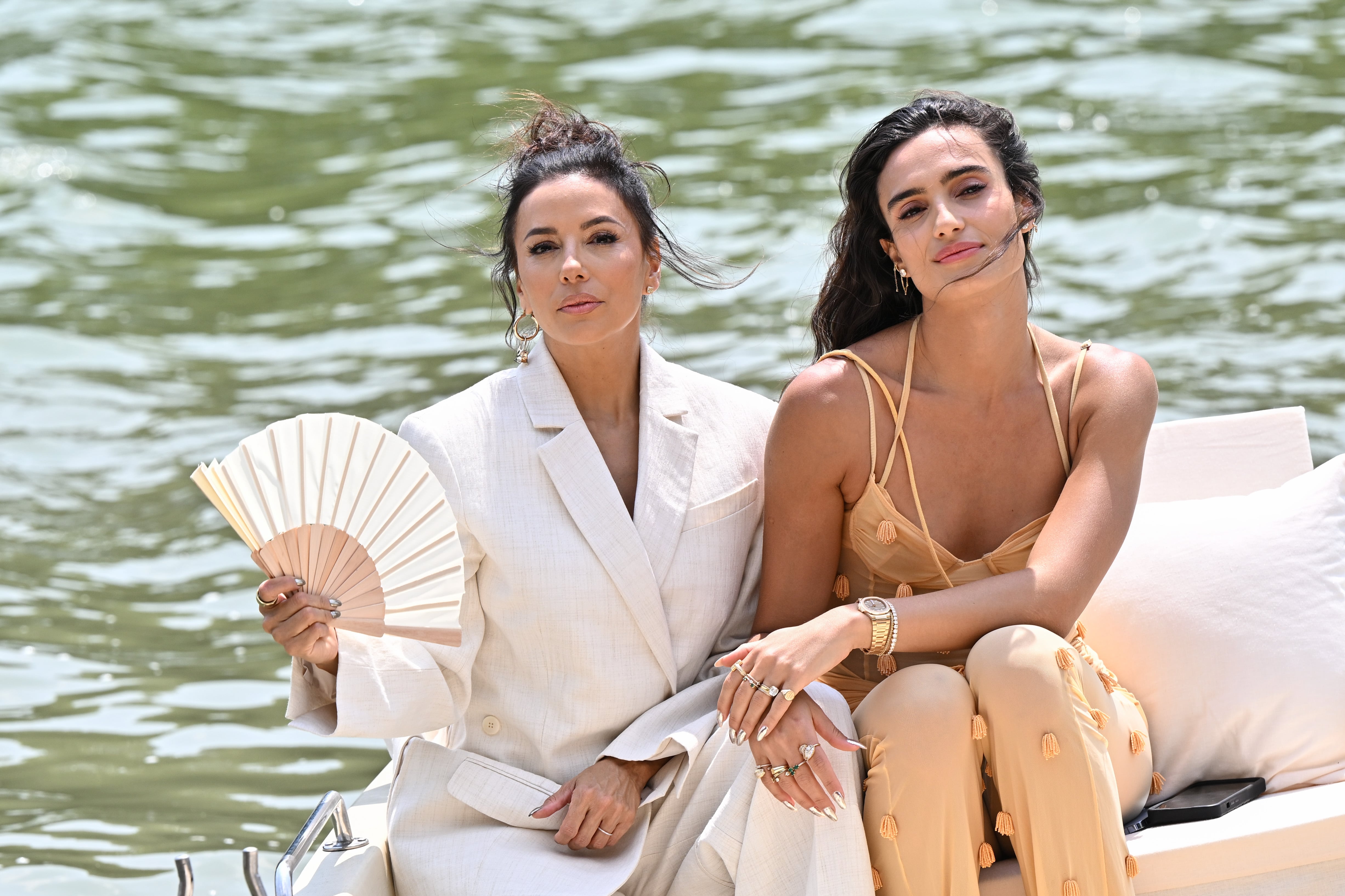 Eva Longoria e Isabela Rangel Grutman, comparten barca en el desfile de Jacquemus.