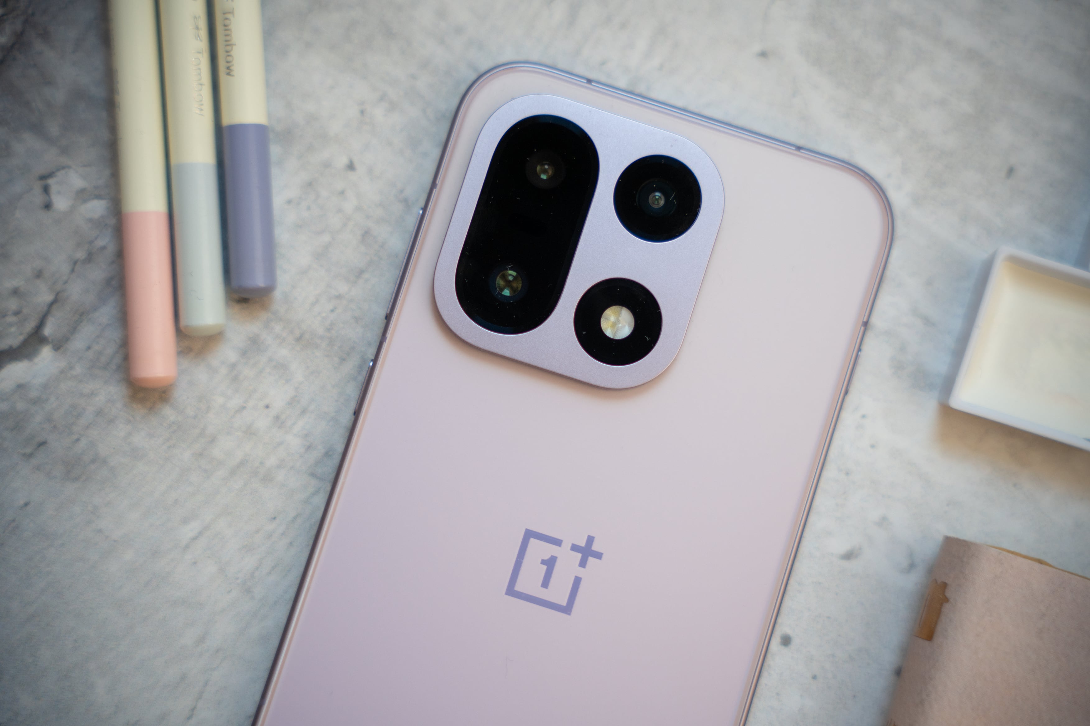 OnePlus 15 &#039;Ultra Violet&#039;: el color más atrevido del nuevo flagship de la marca.