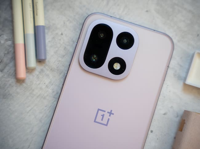 OnePlus 15 'Ultra Violet': el color más atrevido del nuevo flagship de la marca.