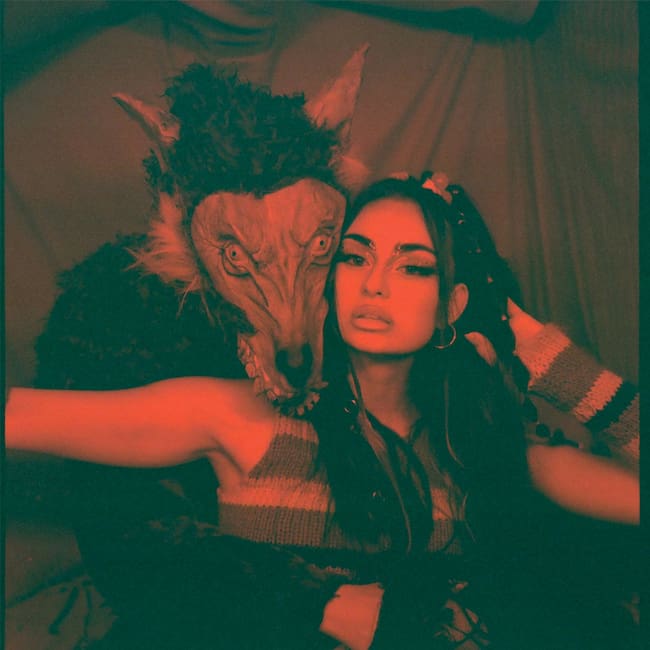 Adriana Proenza en la portada de su single 'SALUT'