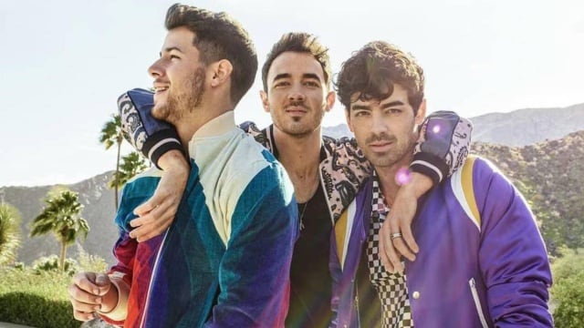 Jonas Brothers, look colorista, bombers y capas de prendas.