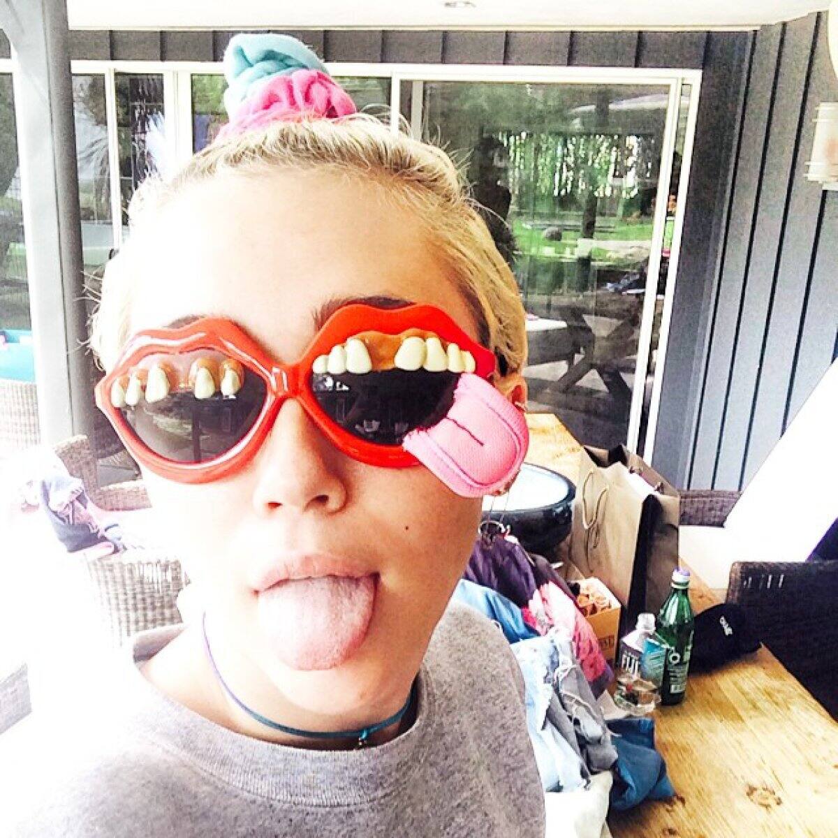 ¡Muy originales! Miley Cyrus saca "la lengua" con sus anteojos