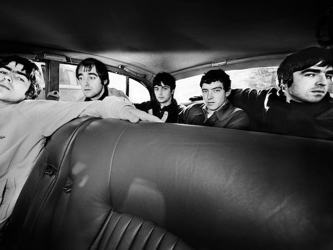 Retrato grupal de la banda de rock británica Oasis en un Jaguar XJ6, Manchester, Reino Unido, 30 de noviembre de 1993. De izquierda a derecha: Liam Gallagher, Paul Arthurs (alias Bonehead), Paul McGuigan, Tony McCarroll, Noel Gallagher. (Foto de James Fry/Getty Images)