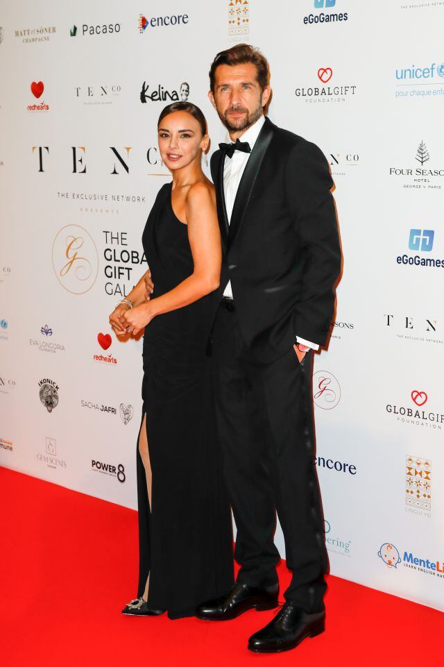 Chenoa y su prometido, Miguel Sánchez Encinas, en el photocall de la gala Global Gift 2021 en París, Francia.