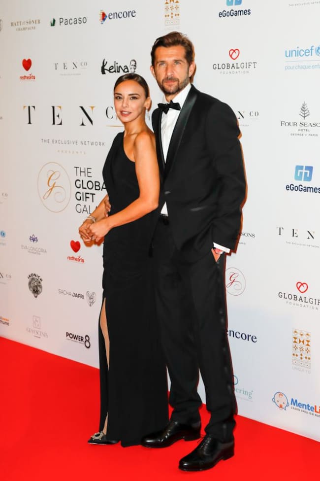Chenoa y su prometido, Miguel Sánchez Encinas, en el photocall de la gala Global Gift 2021 en París, Francia.