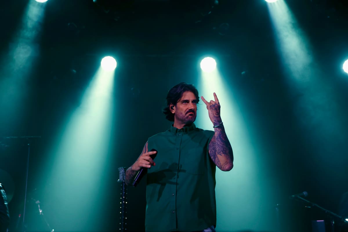 Melendi ha pasado por muchas etapas en sus más de dos décadas de trayectoria, pero todas han tenido algo en común, su pasión por el rock.