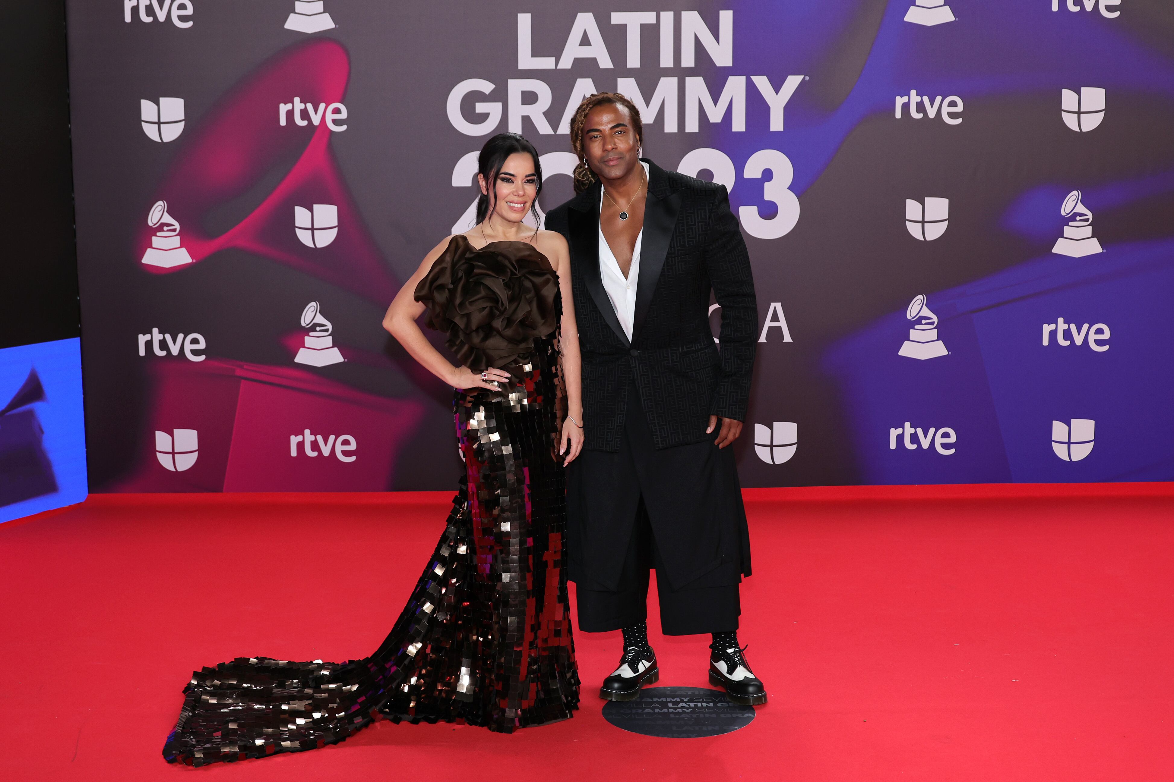 Beatriz Luengo y Yotuel llevaron su patria y vida a la alfombra luciendo sus mejores galas, pero fieles a su estilo. Los trajes de chaqueta masculinos pueden llevar pantalón corto, palabra del cubano.