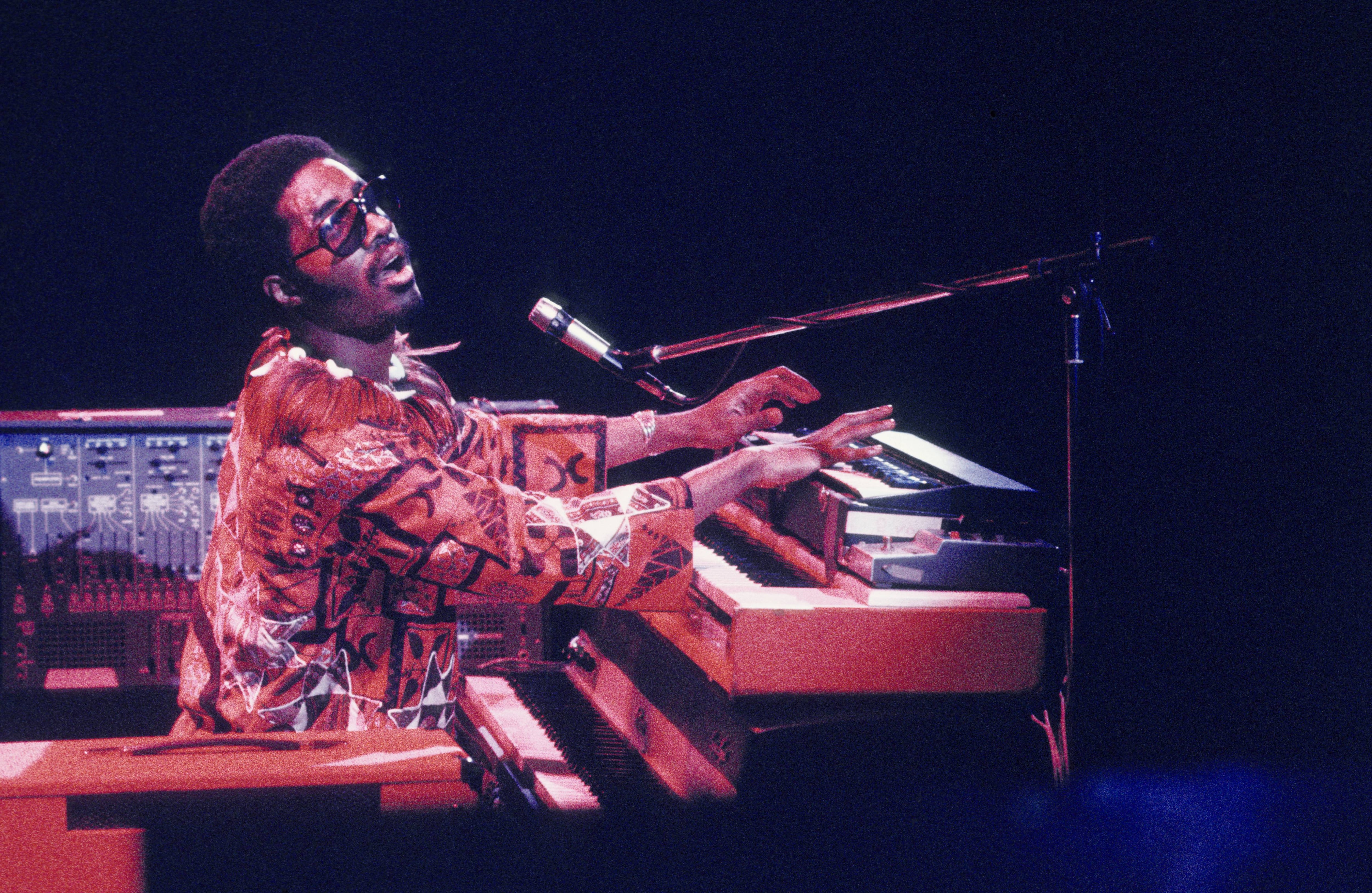 Stevie Wonder en el Rainbow Theatre de Londres, 1974. (Photo by Gijsbert Hanekroot/Redferns)