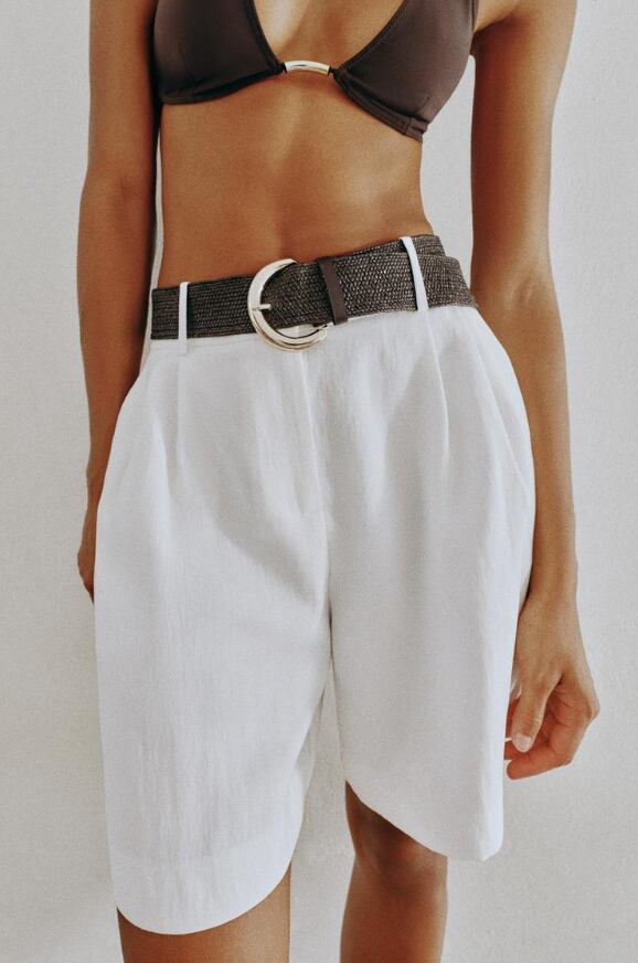 Bermudas blancas con cinturón (ZARA)