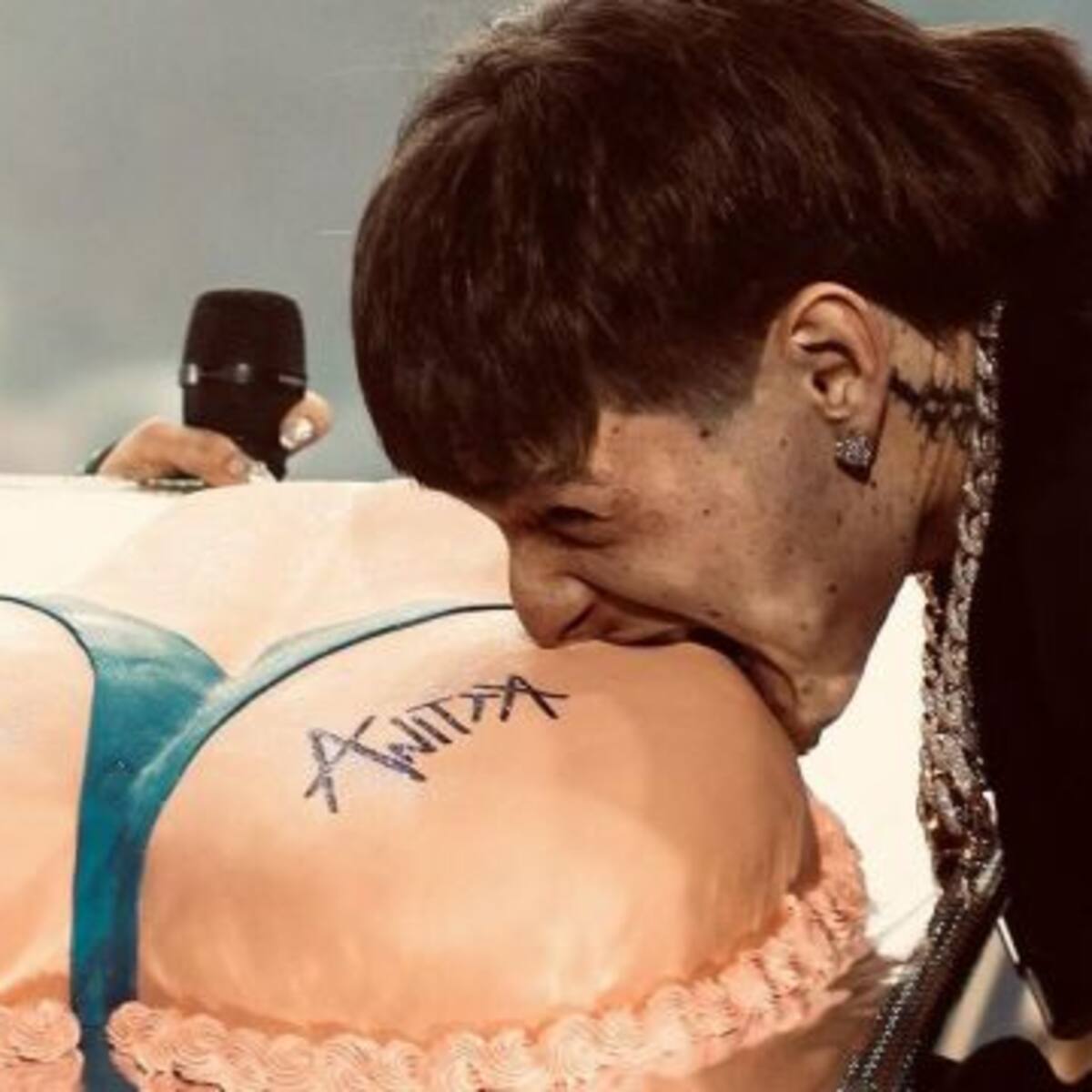 ¿Por qué Peso Pluma le dio un beso a Anitta?