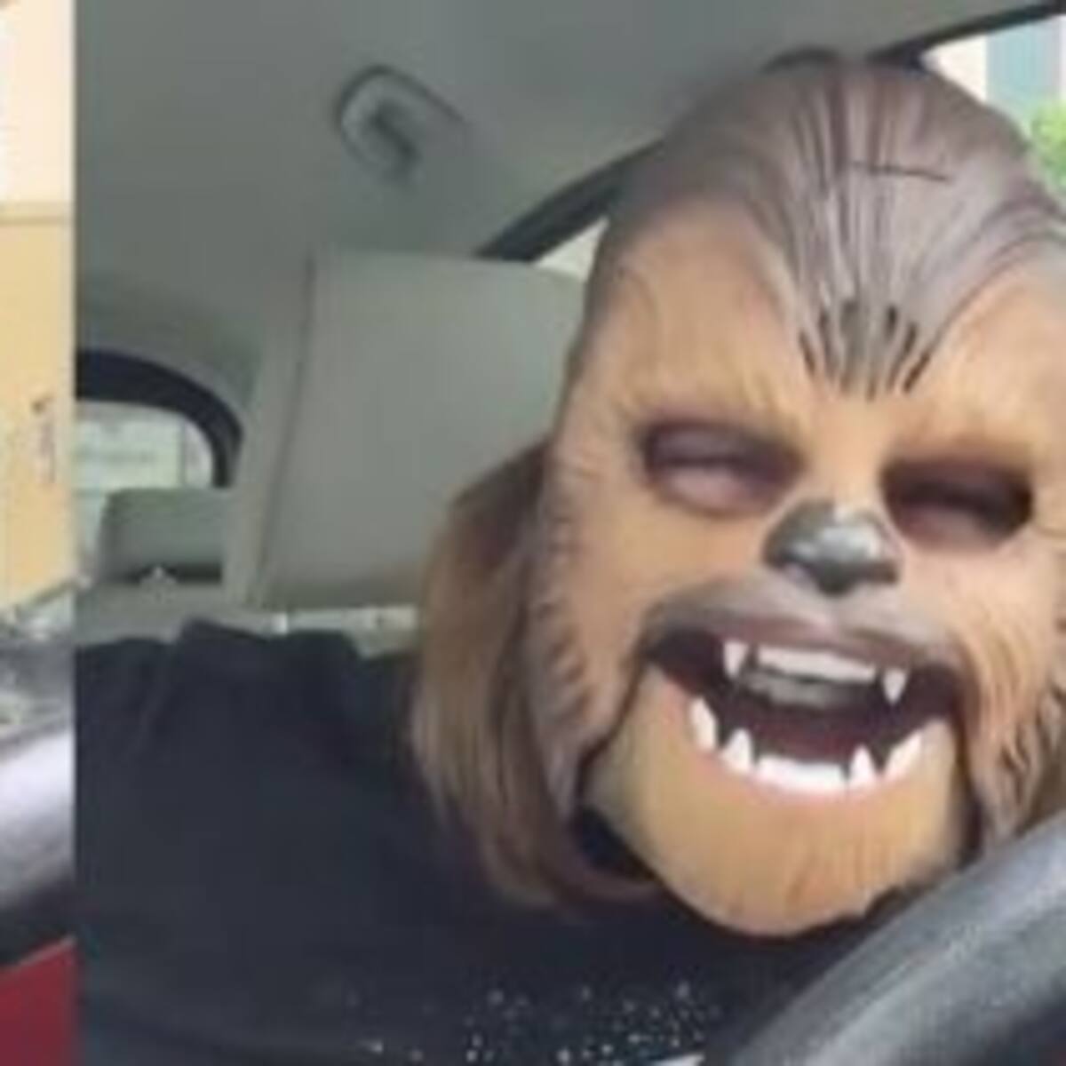 Esta mamá con la máscara de Chewbacca se hizo viral!