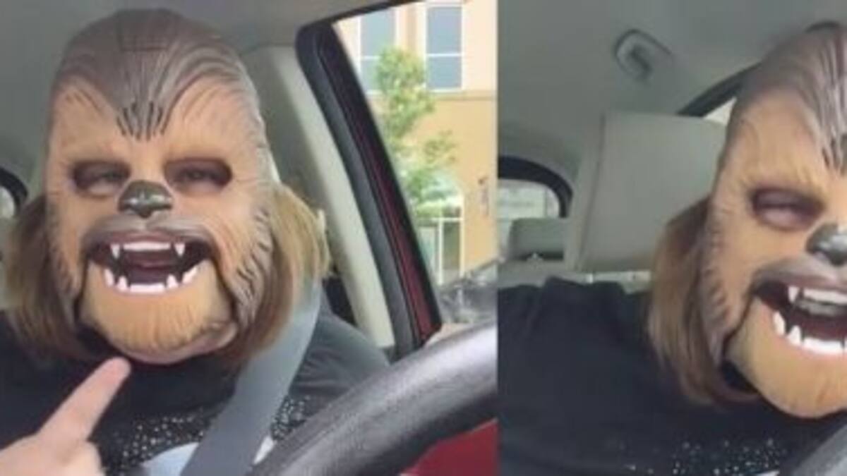 Esta mamá con la máscara de Chewbacca se hizo viral!