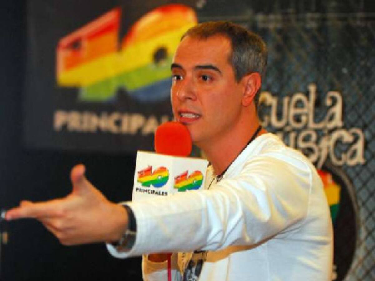 Sebastian Uslenghi DJ de los 40 principales y presentador de la escuela de música.