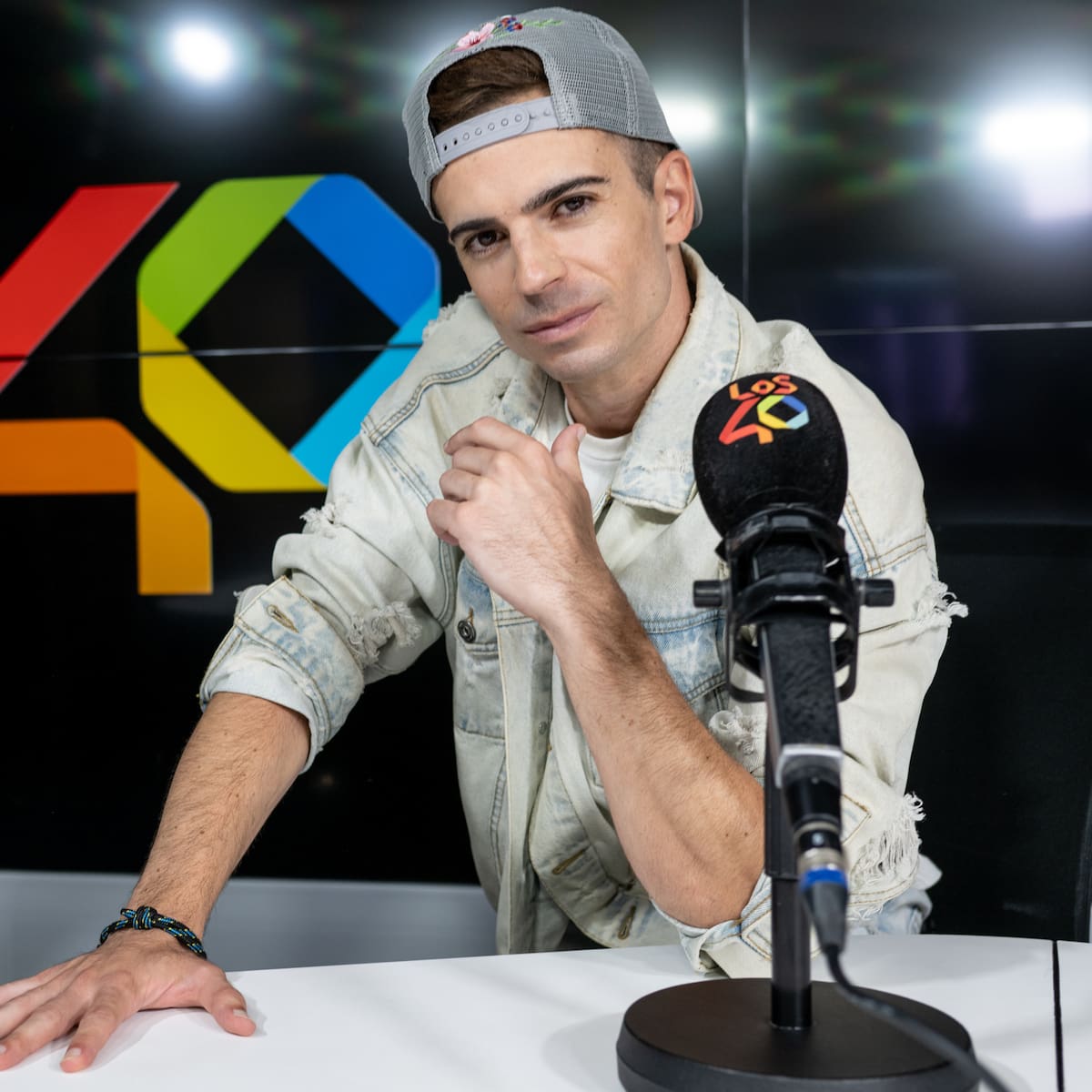 Karin Herrero, sin filtros, sobre ‘La fakin guía para el fakin insti’ que encanta a los adolescentes y no tanto a padres y profesores: “Estoy orgulloso de que mi libro ofenda”