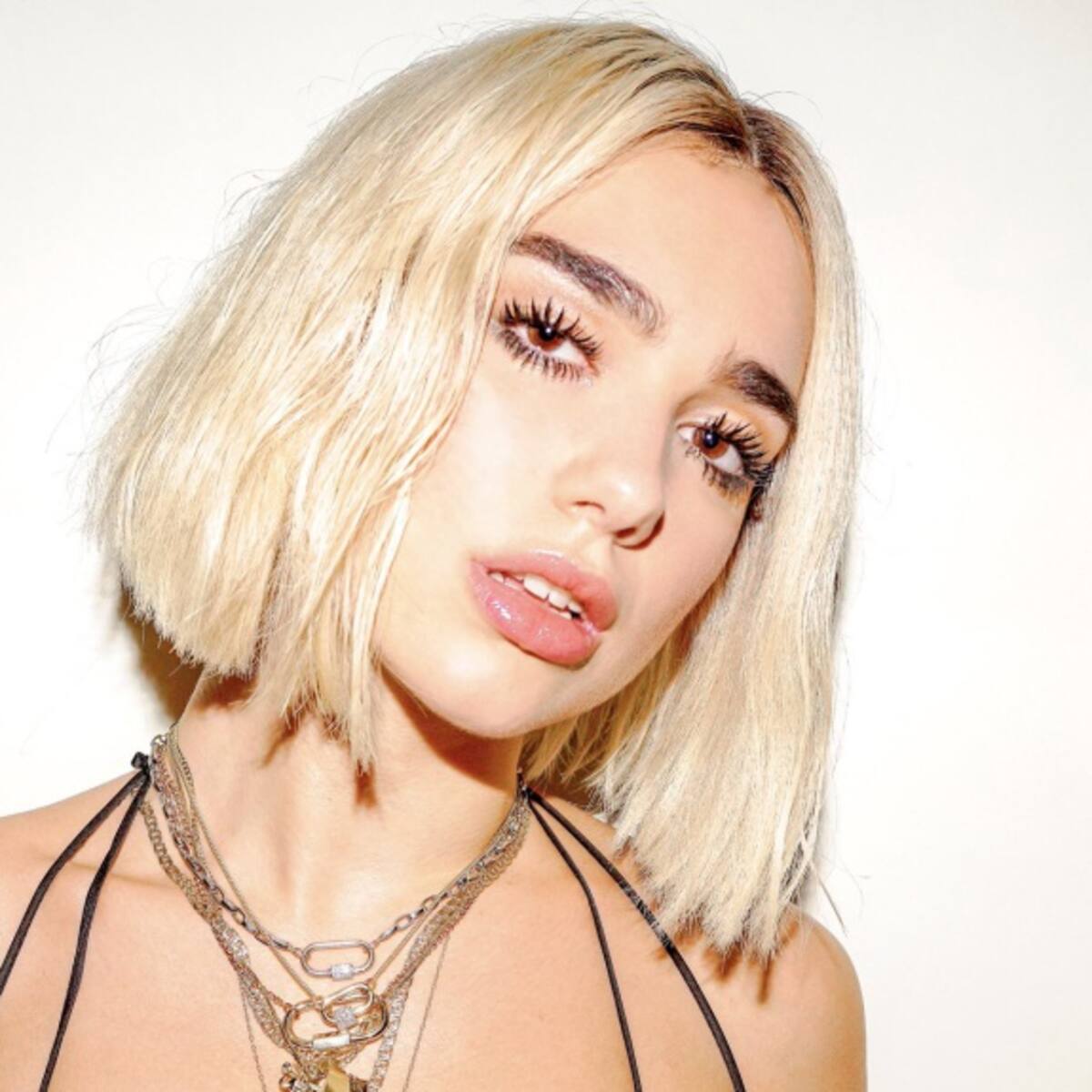 Dua Lipa nos muestra su sensualidad en su nuevo video "Electricity"