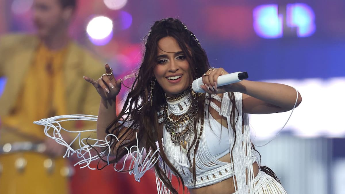 Camila Cabello brilla en la actuación de una final de Champions caótica