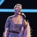 Pink, atónita: una fan le arroja una bolsa con las cenizas de su madre al escenario durante un concierto