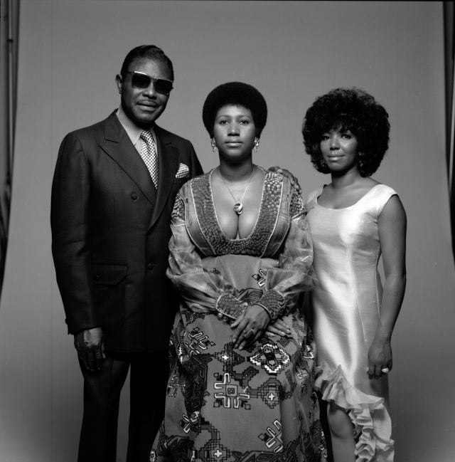 Aretha junto a su padre Clarence LaVaughn y su hermana Erma.