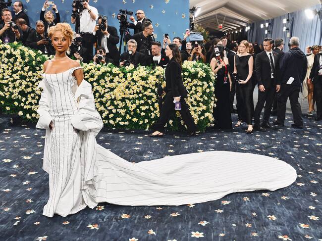 Hemos visto muchas rayas en esta alfombra roja en homenaje a esos trajes hechos a medida del dandismo negro y Tyla lo ha reinterpretado en forma de vestido con abrigo a juego con larga capa.