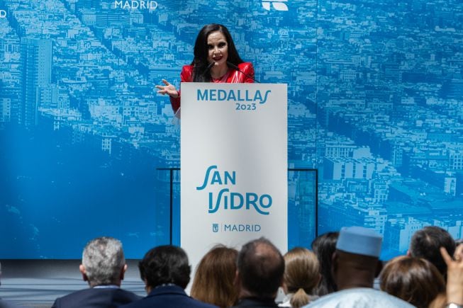 La cantante Alaska recibió ayer la Medalla de Honor de Madrid. 