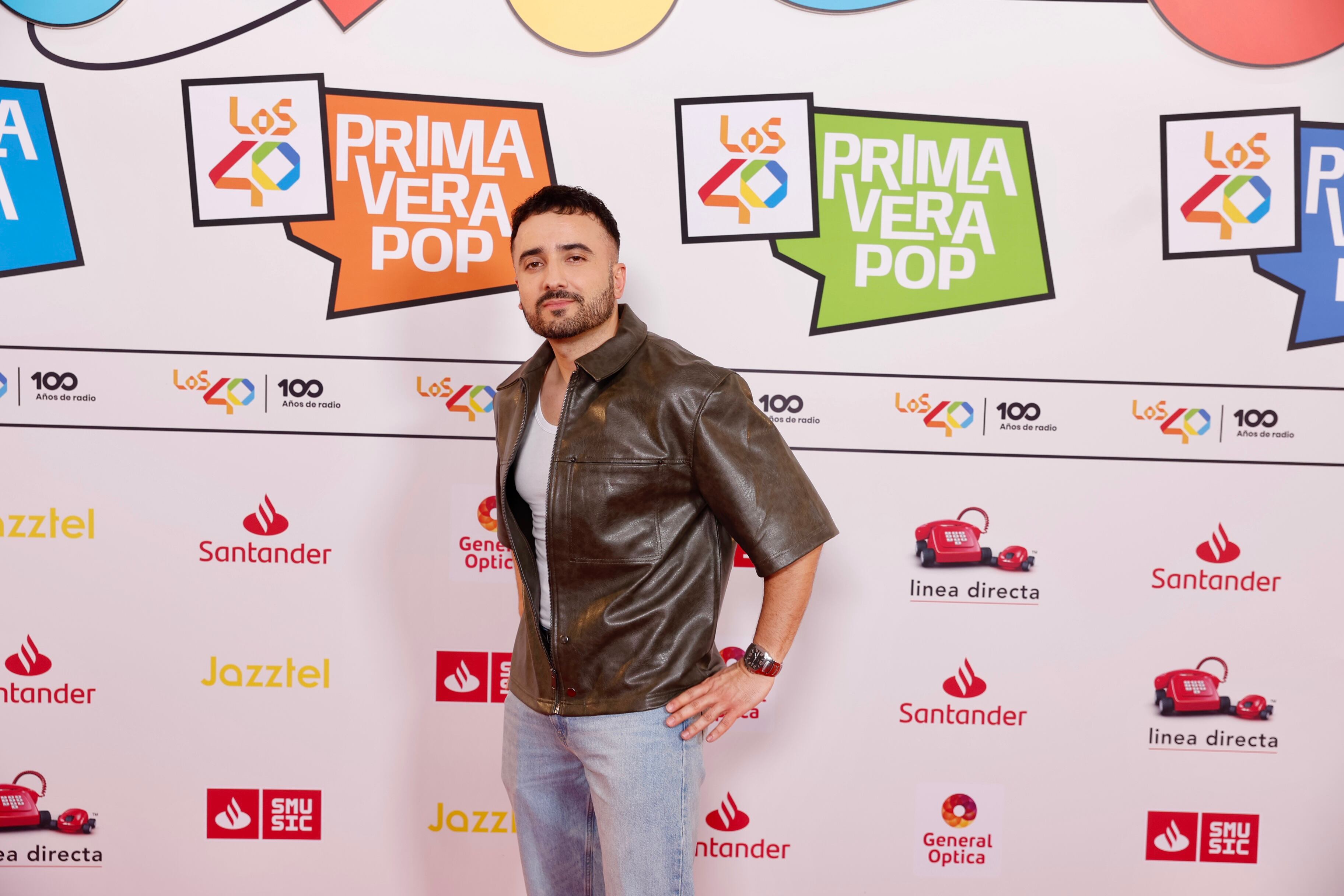 Otro de los anfitriones de este fiestón en nuestro compañero David Álvarez que, además, es el encargado de ir amenizando la llegada de los artistas y el público antes del show. ¿Podemos tener locutores más guapos?