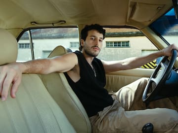 Sebastián Yatra continúa la historia de 'La pelirroja' en 'Disco rayado'