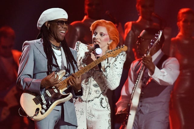 Nile Rodgers (izquierda) y Lady Gaga, durante el tributo a David Bowie en los Grammy de 2016.