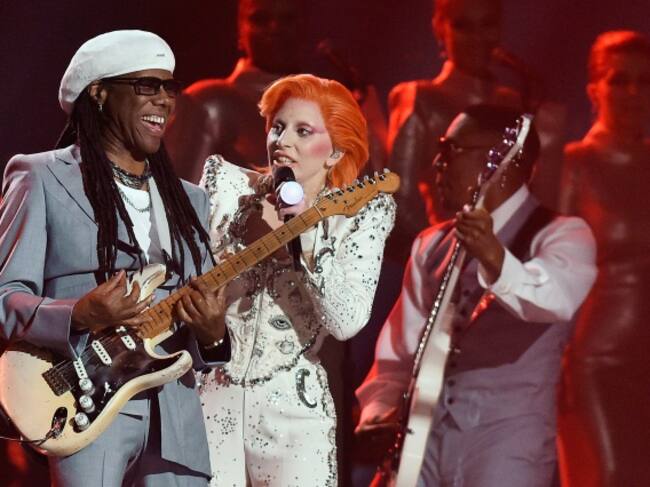Nile Rodgers (izquierda) y Lady Gaga, durante el tributo a David Bowie en los Grammy de 2016.