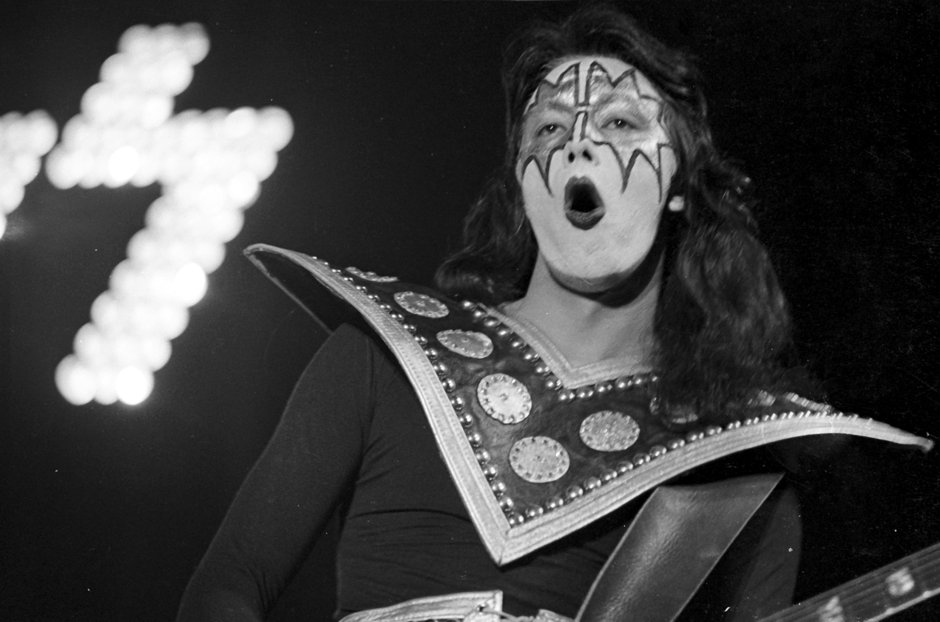 El guitarrisa Ace Frehley, de Kiss, en un concierto en Long Beach Auditorium en 1974.