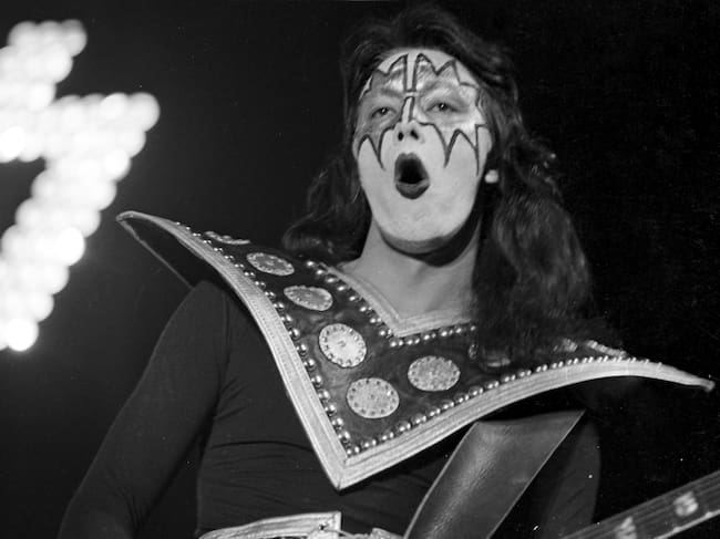 El guitarrisa Ace Frehley, de Kiss, en un concierto en Long Beach Auditorium en 1974.