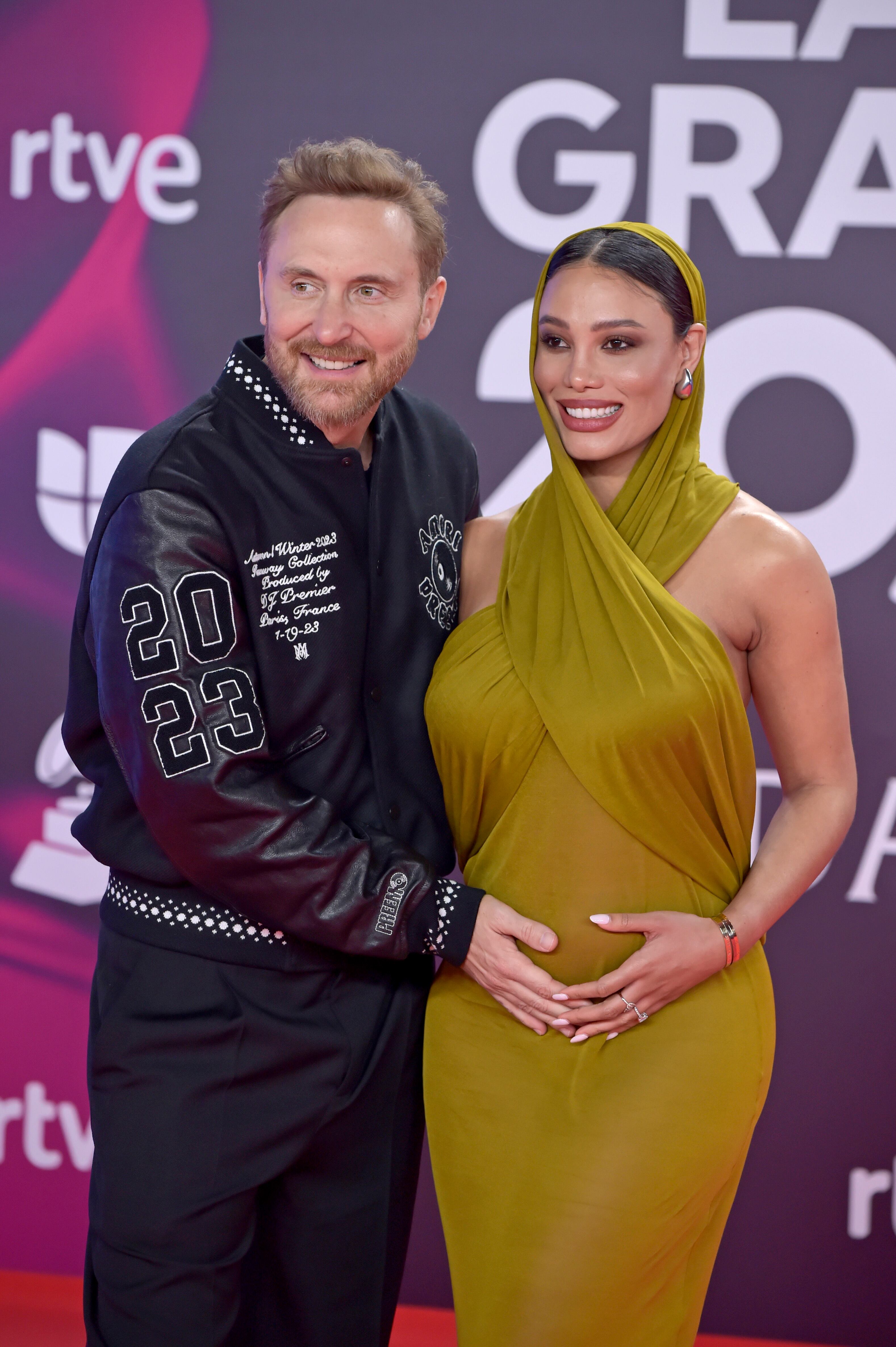 David Guetta estuvo muy bien acompañado por su nueva familia en la alfombra roja de los premios Latin Grammy 2023