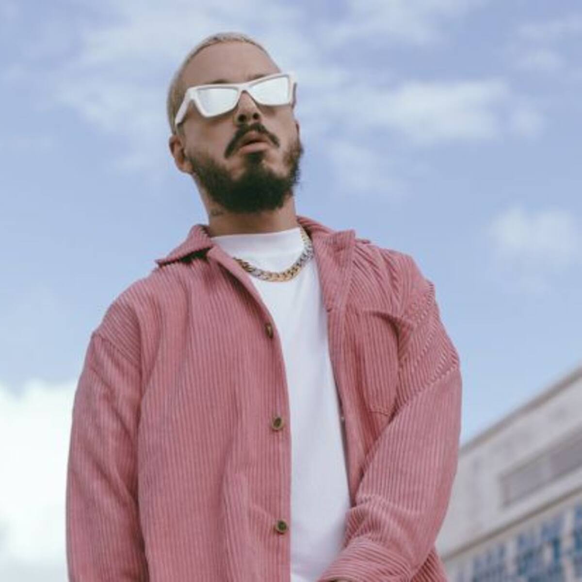 J Balvin y su viaje visual de colores, continúan con el video de 'Rosa'