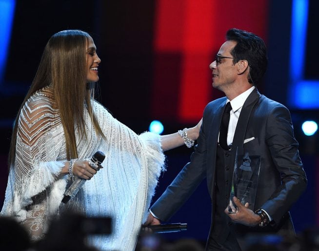 Jennifer López y Marc Anthony hablan en el escenario durante la 17ª Entrega Anual del Latin Grammy en el T-Mobile Arena el 17 de noviembre de 2016 en Las Vegas, Nevada. (Kevin Winter/WireImage)