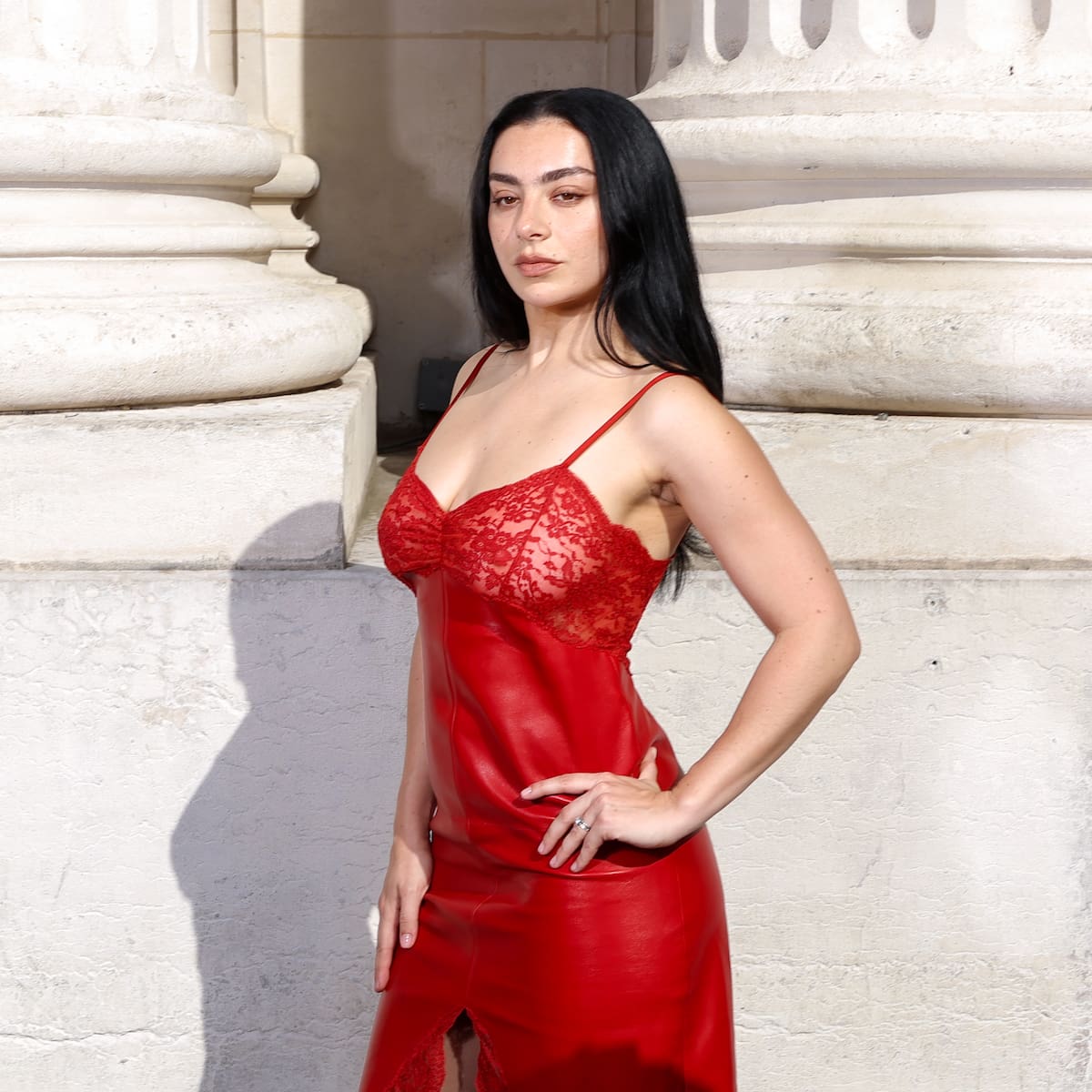 Charli XCX saca su lado más sexy en 'Wink Wink', su nueva canción