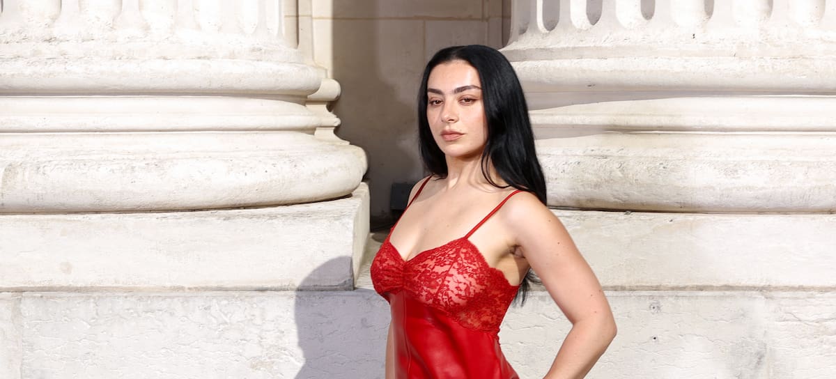 Charli XCX en el desfile de Saint Laurent de la semana de la Moda de París.