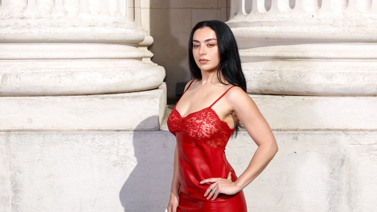 Charli XCX saca su lado más sexy en 'Wink Wink', su nueva canción