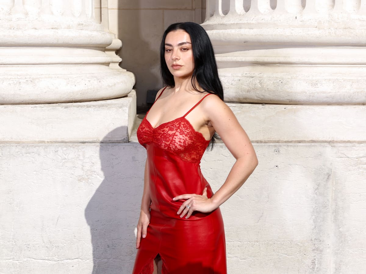 Charli XCX saca su lado más sexy en 'Wink Wink', su nueva canción
