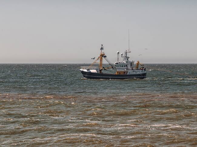 Un arrastrero faenando en el Mar del Norte.