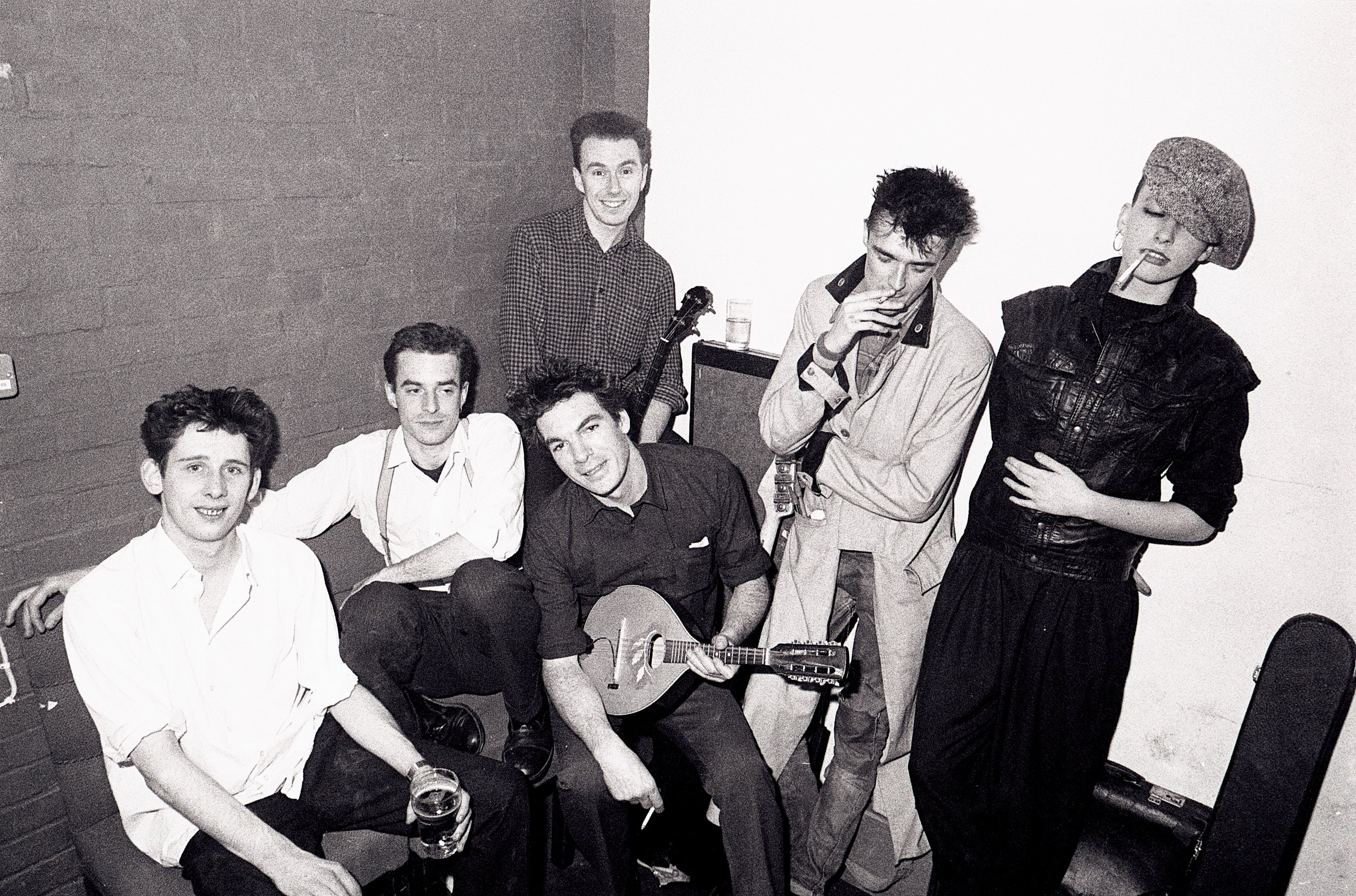 Shane MacGowan, Cait O&#039;Riordan, Andrew Rankin, Jem Finer, Spider Stacy, James Fearnley, miembros de The Pogues, en 1984.